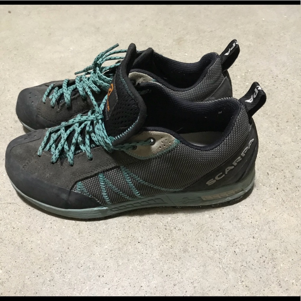 Scraps woman’s approach shoes.